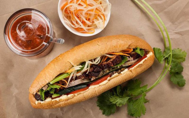 Những món ăn bán đầy vỉa hè Việt bất ngờ “nổi danh” trên báo Tây ảnh 3