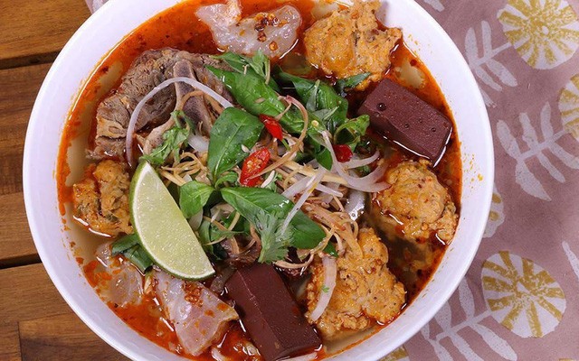 Những món ăn bán đầy vỉa hè Việt bất ngờ “nổi danh” trên báo Tây ảnh 8