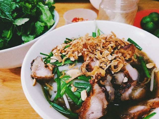 Những món ăn bán đầy vỉa hè Việt bất ngờ “nổi danh” trên báo Tây ảnh 9
