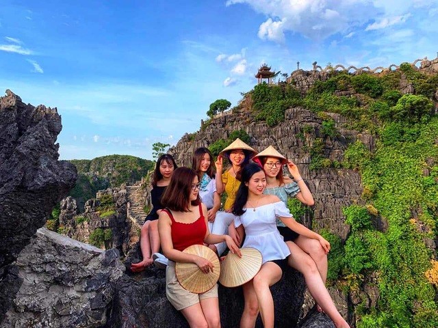Hang Múa: Điểm “check-in” trên “lưng chừng trời” đẹp không tưởng ở Ninh Bình! ảnh 4