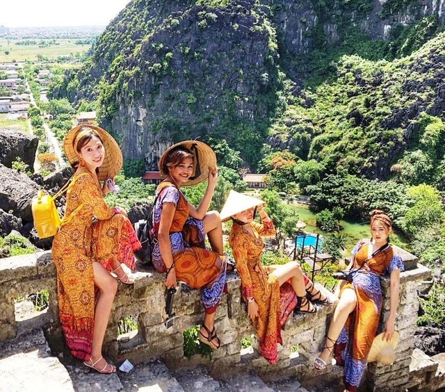 Hang Múa: Điểm “check-in” trên “lưng chừng trời” đẹp không tưởng ở Ninh Bình! ảnh 5