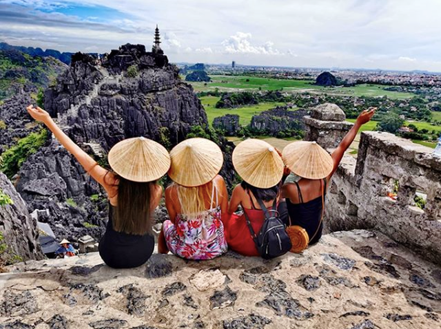 Hang Múa: Điểm “check-in” trên “lưng chừng trời” đẹp không tưởng ở Ninh Bình! ảnh 6