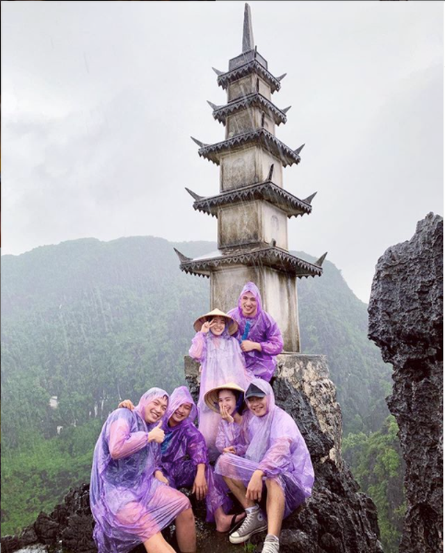Hang Múa: Điểm “check-in” trên “lưng chừng trời” đẹp không tưởng ở Ninh Bình! ảnh 8