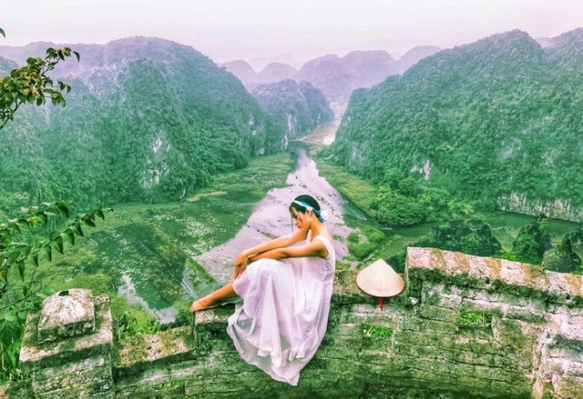Hang Múa: Điểm “check-in” trên “lưng chừng trời” đẹp không tưởng ở Ninh Bình! ảnh 11