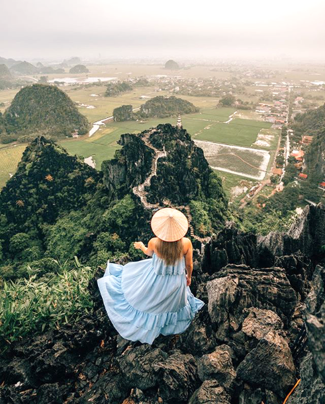 Hang Múa: Điểm “check-in” trên “lưng chừng trời” đẹp không tưởng ở Ninh Bình! ảnh 12