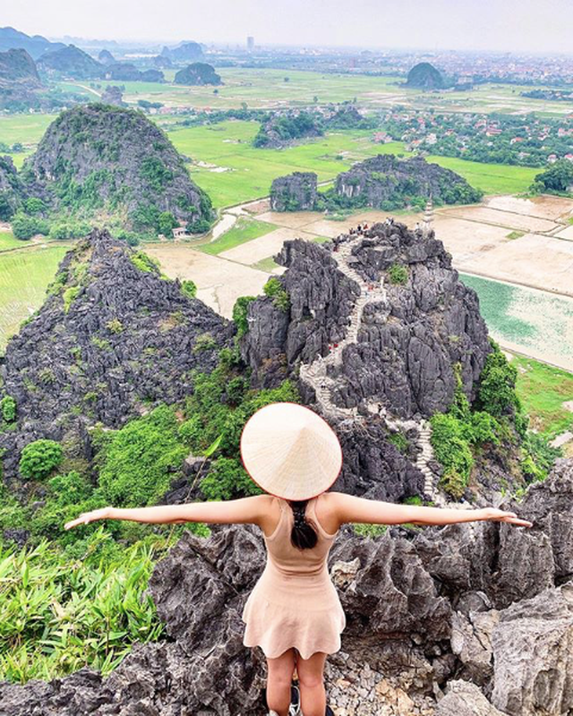 Hang Múa: Điểm “check-in” trên “lưng chừng trời” đẹp không tưởng ở Ninh Bình! ảnh 13
