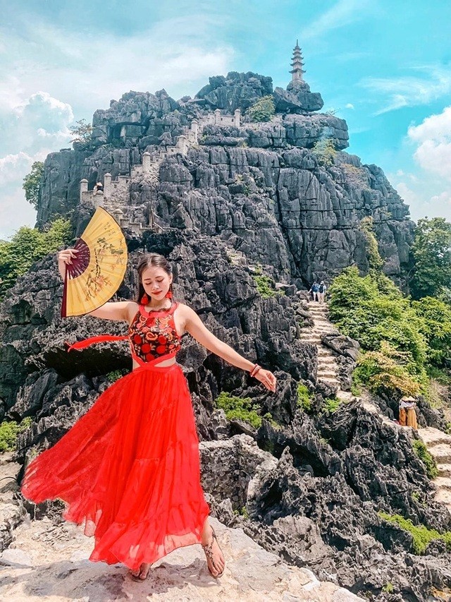 Hang Múa: Điểm “check-in” trên “lưng chừng trời” đẹp không tưởng ở Ninh Bình! ảnh 16