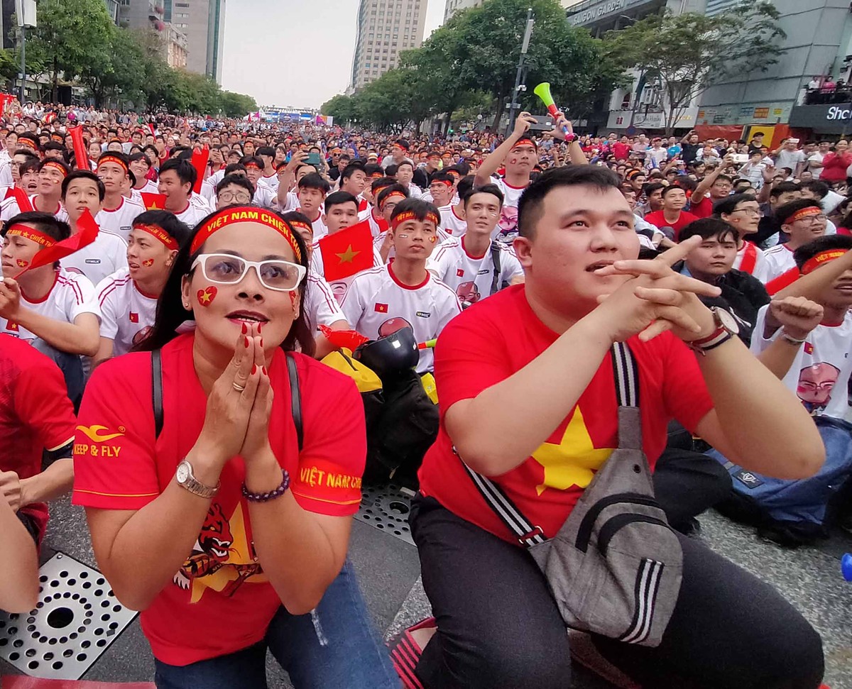 Cổ động viên TP.HCM từ lo lắng đến từng bừng mở hội trân U22 Việt Nam - U22 Thái Lan ảnh 13