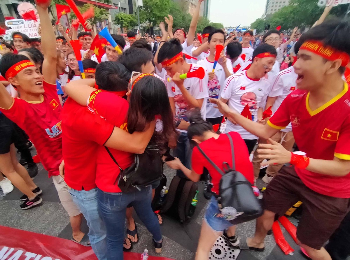 Cổ động viên TP.HCM từ lo lắng đến từng bừng mở hội trân U22 Việt Nam - U22 Thái Lan ảnh 14