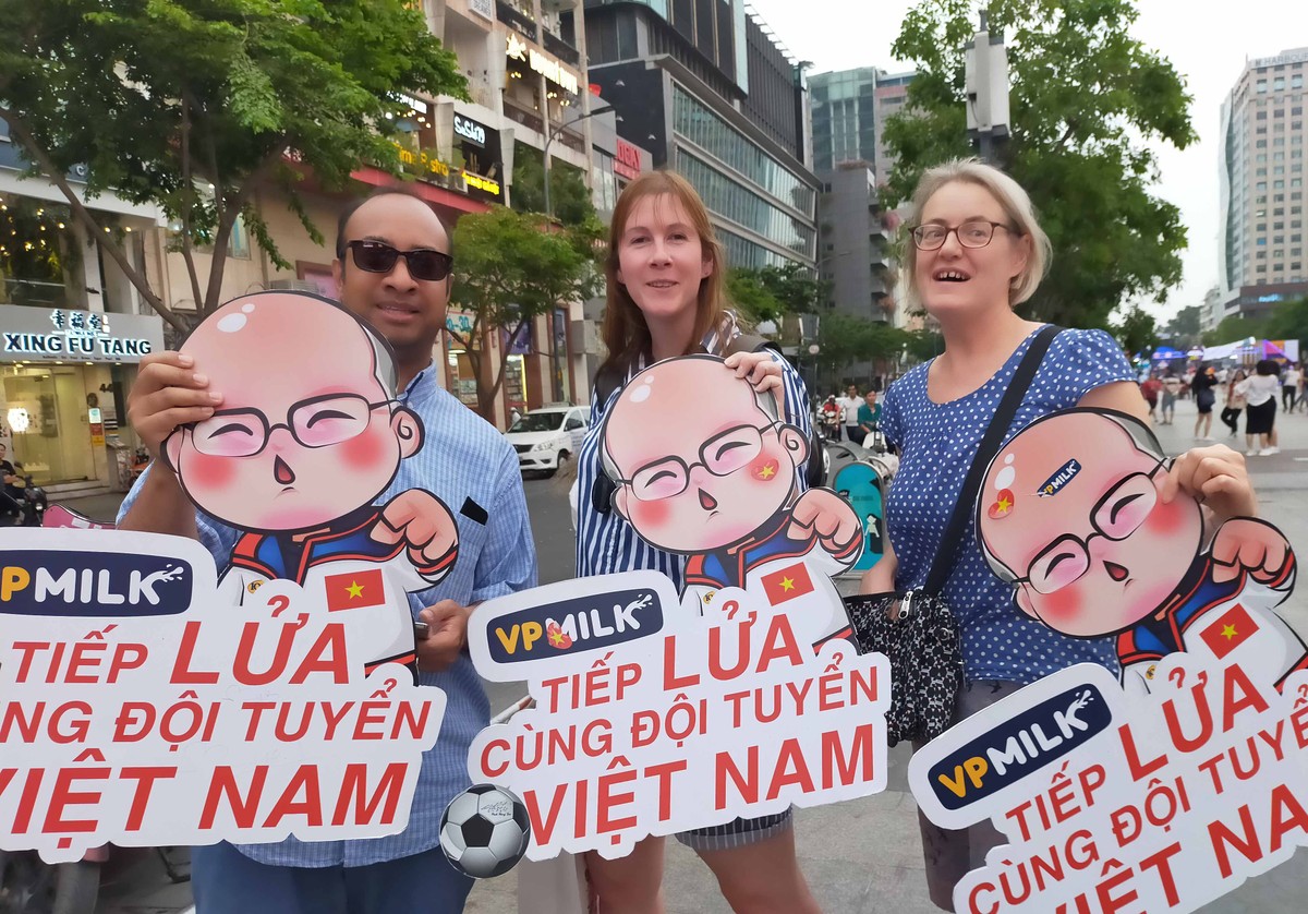 Cổ động viên TP.HCM từ lo lắng đến từng bừng mở hội trân U22 Việt Nam - U22 Thái Lan ảnh 15