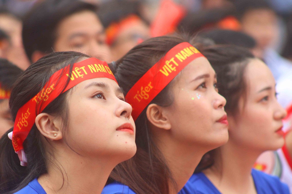 Cổ động viên TP.HCM từ lo lắng đến từng bừng mở hội trân U22 Việt Nam - U22 Thái Lan ảnh 5
