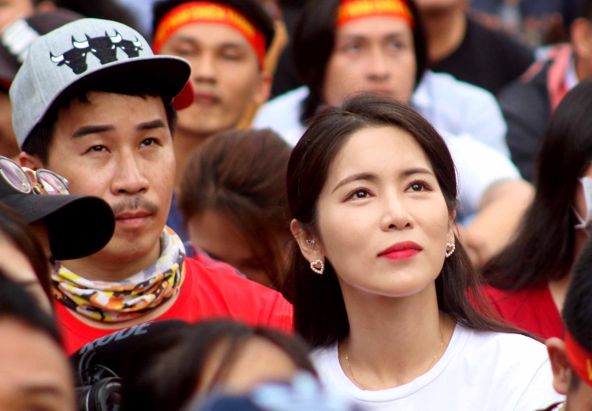 Cổ động viên TP.HCM từ lo lắng đến từng bừng mở hội trân U22 Việt Nam - U22 Thái Lan ảnh 7