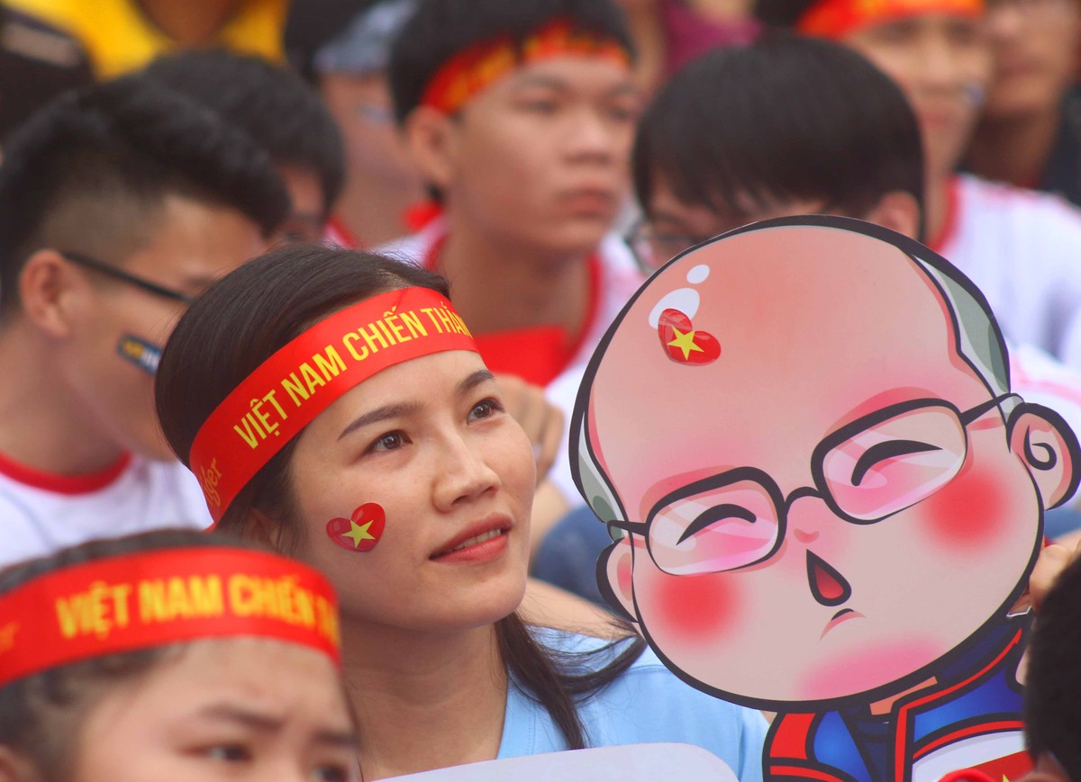 Cổ động viên TP.HCM từ lo lắng đến từng bừng mở hội trân U22 Việt Nam - U22 Thái Lan ảnh 9