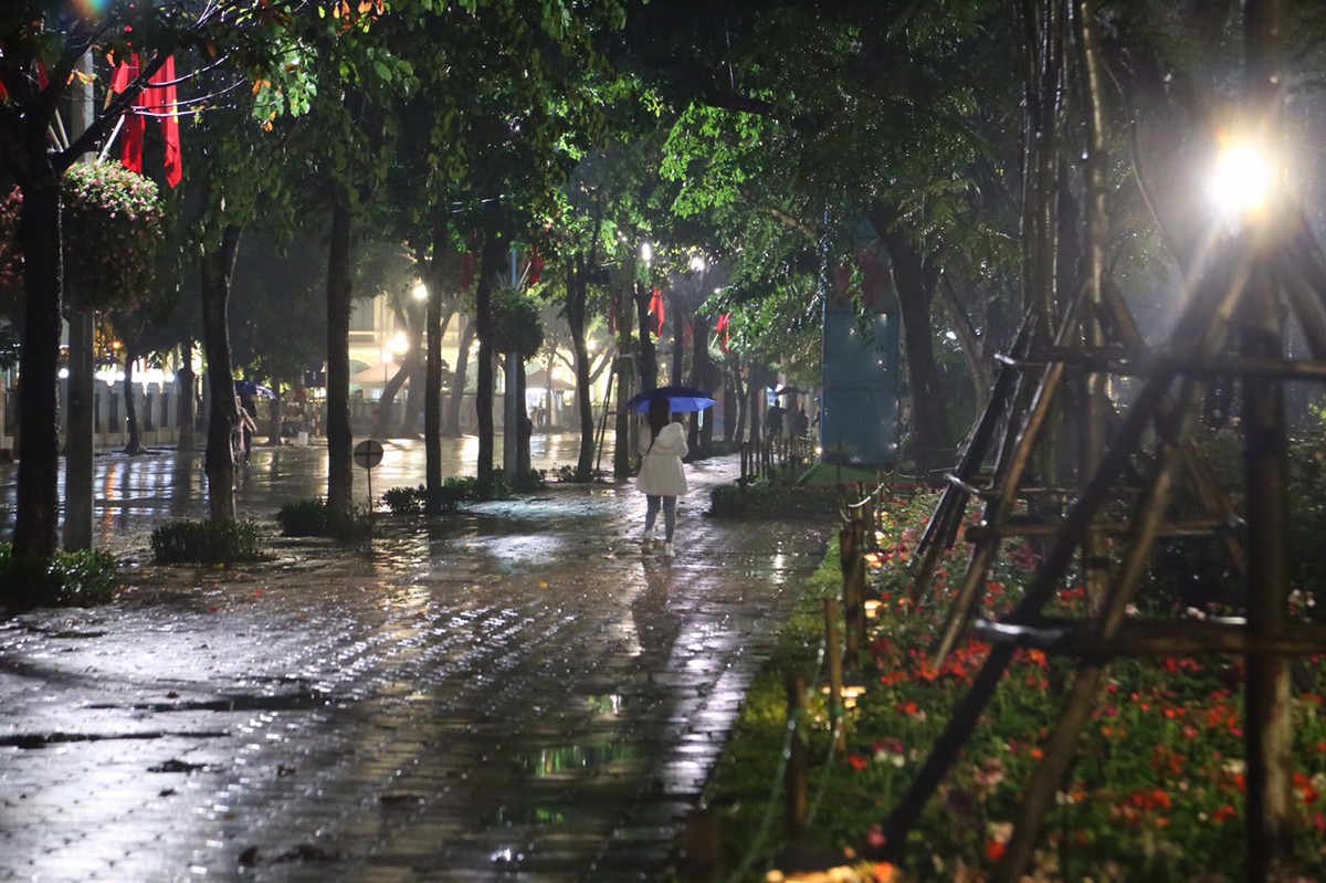 Mưa lạnh đêm 30 Tết, hồ Gươm thưa thớt người chờ xem pháo hoa ảnh 2