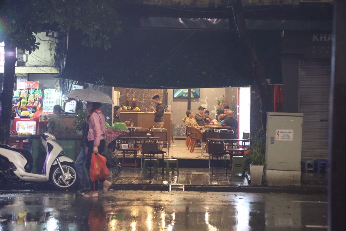 Mưa lạnh đêm 30 Tết, hồ Gươm thưa thớt người chờ xem pháo hoa ảnh 5