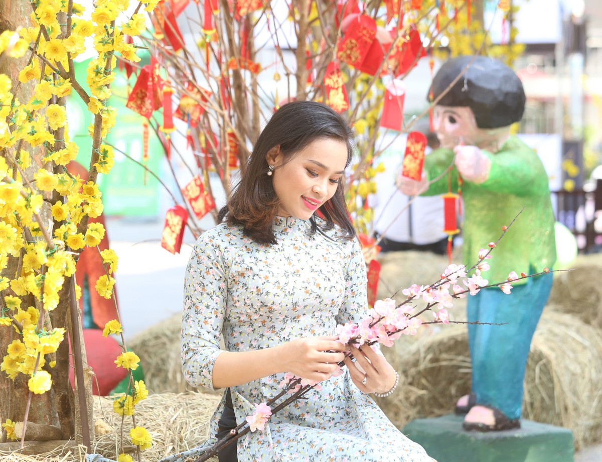 Giới trẻ Sài Gòn đọ dáng ở đường hoa, phố ông Đồ ảnh 3
