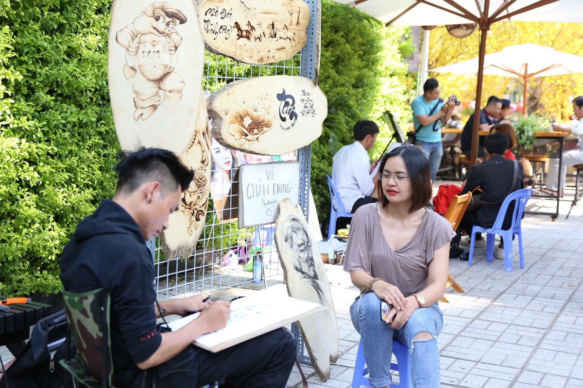 Giới trẻ Sài Gòn đọ dáng ở đường hoa, phố ông Đồ ảnh 6