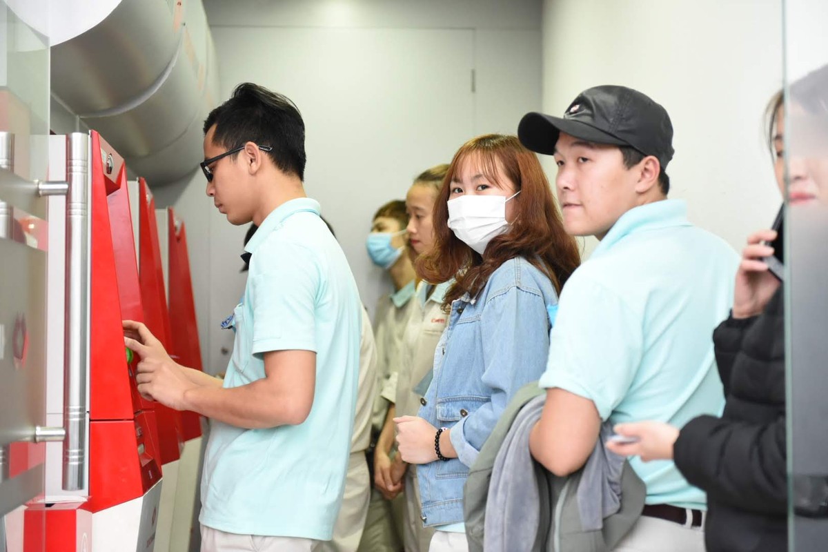 ATM quá tải, công nhân lại rồng rắn chờ rút tiền Tết ảnh 3