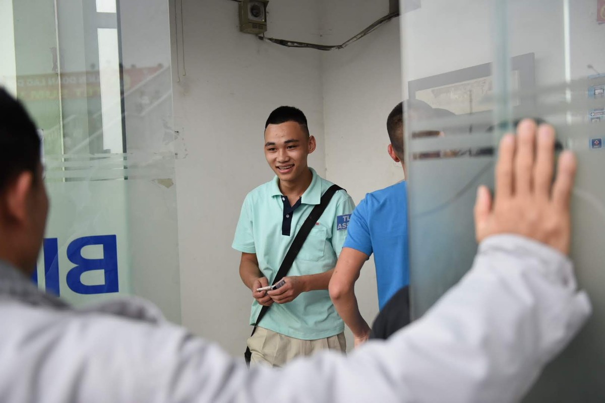 ATM quá tải, công nhân lại rồng rắn chờ rút tiền Tết ảnh 9