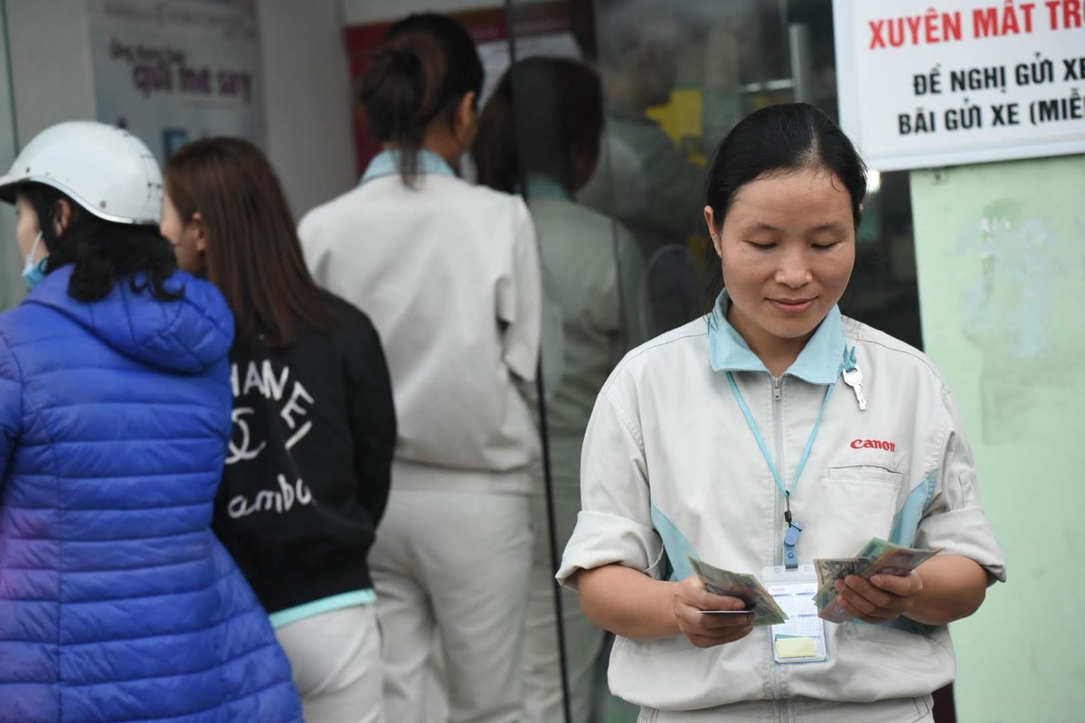 ATM quá tải, công nhân lại rồng rắn chờ rút tiền Tết ảnh 11