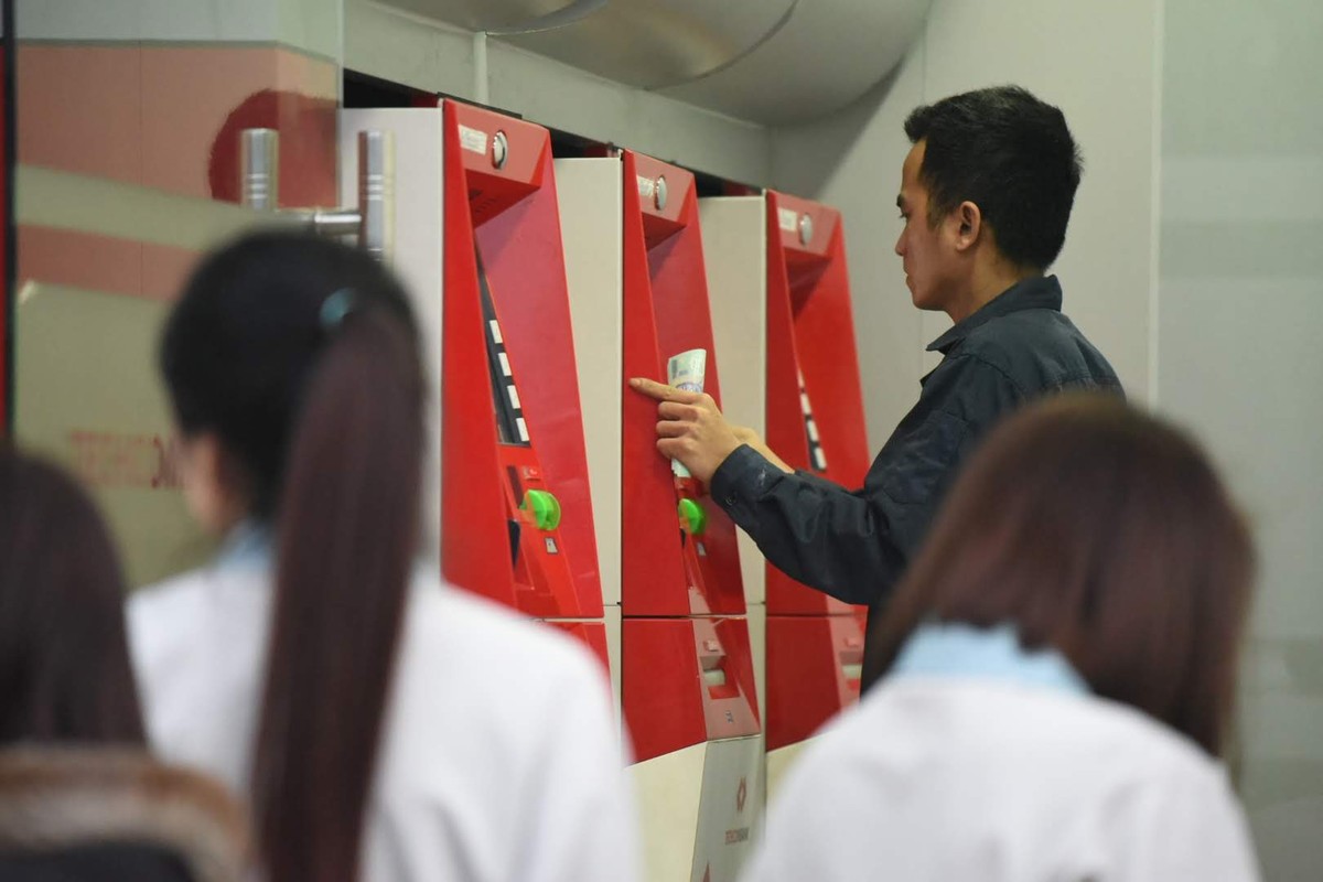ATM quá tải, công nhân lại rồng rắn chờ rút tiền Tết ảnh 7