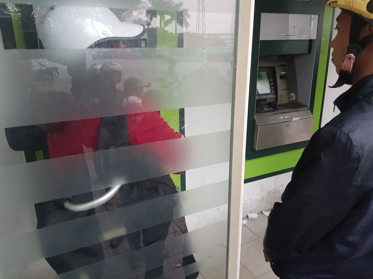 ATM quá tải, công nhân lại rồng rắn chờ rút tiền Tết ảnh 6