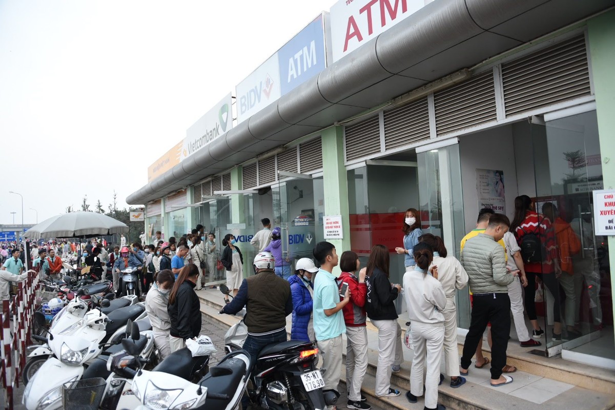 ATM quá tải, công nhân lại rồng rắn chờ rút tiền Tết ảnh 1