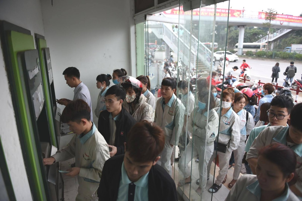 ATM quá tải, công nhân lại rồng rắn chờ rút tiền Tết ảnh 2