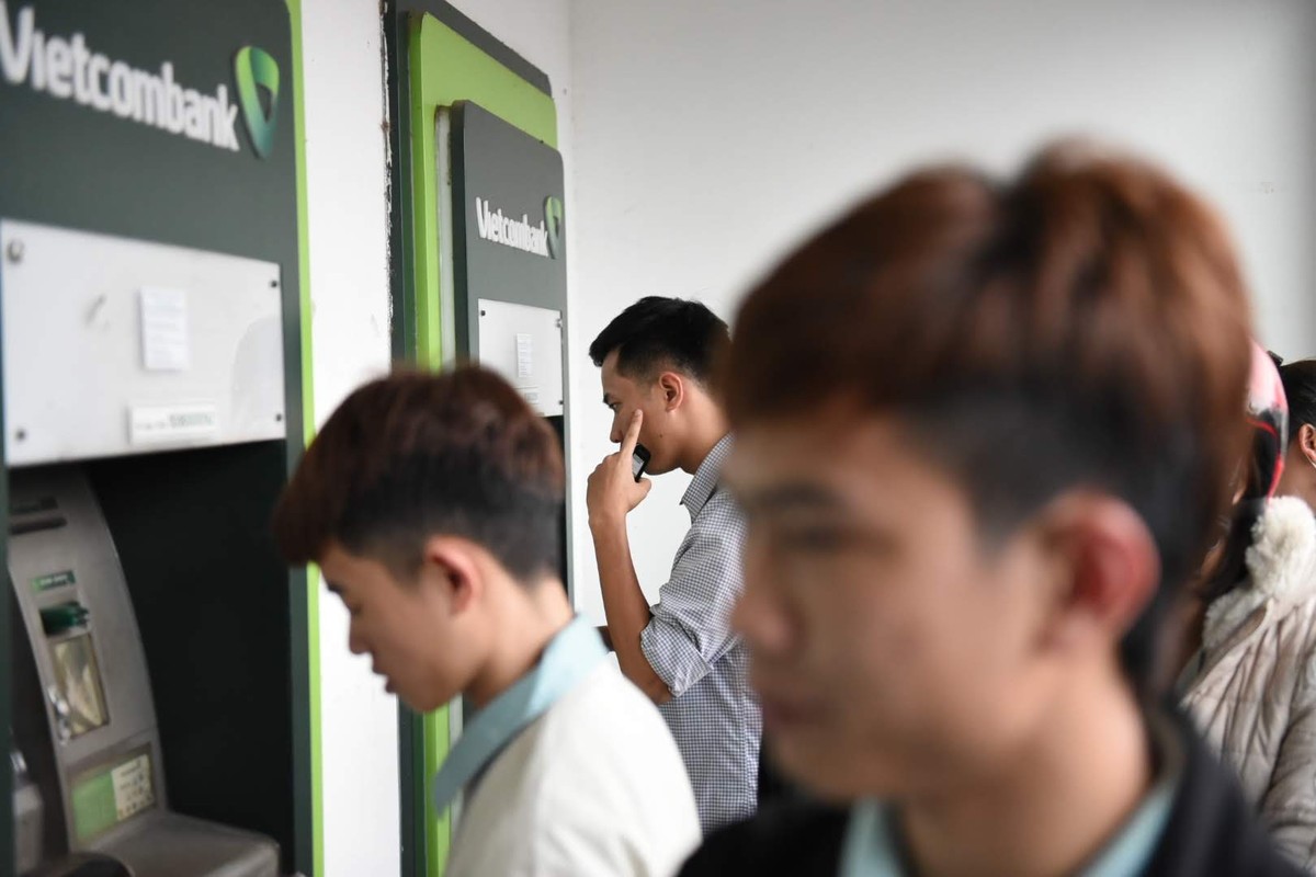 ATM quá tải, công nhân lại rồng rắn chờ rút tiền Tết ảnh 10