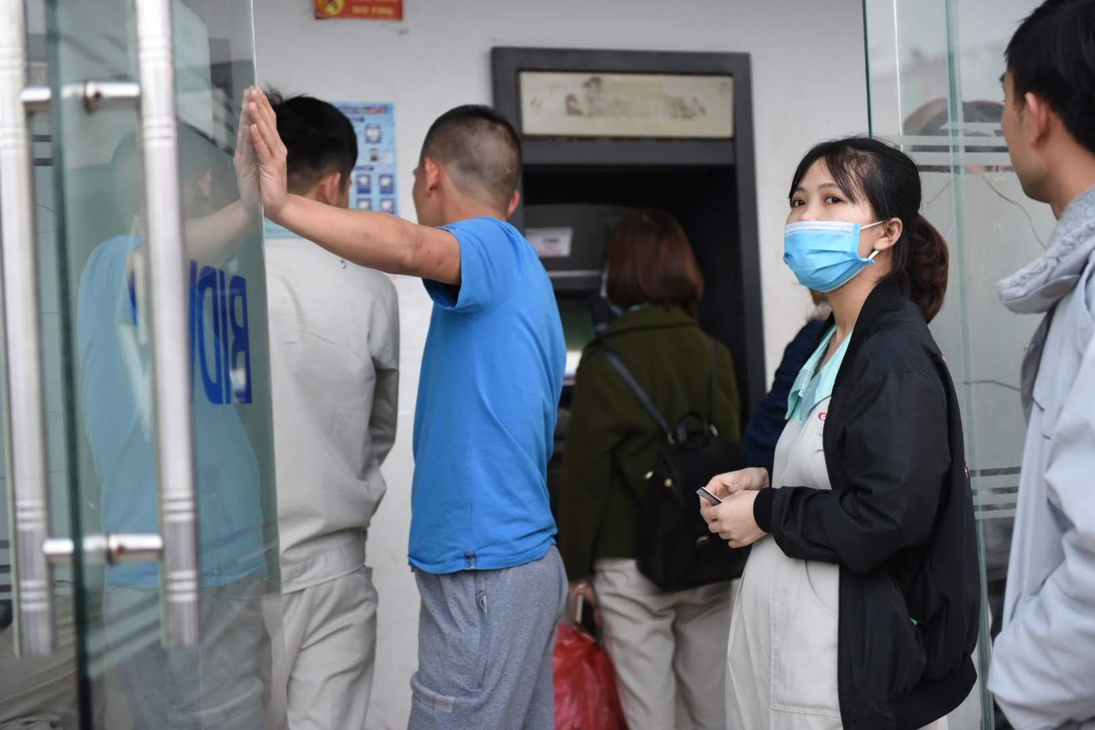 ATM quá tải, công nhân lại rồng rắn chờ rút tiền Tết ảnh 4