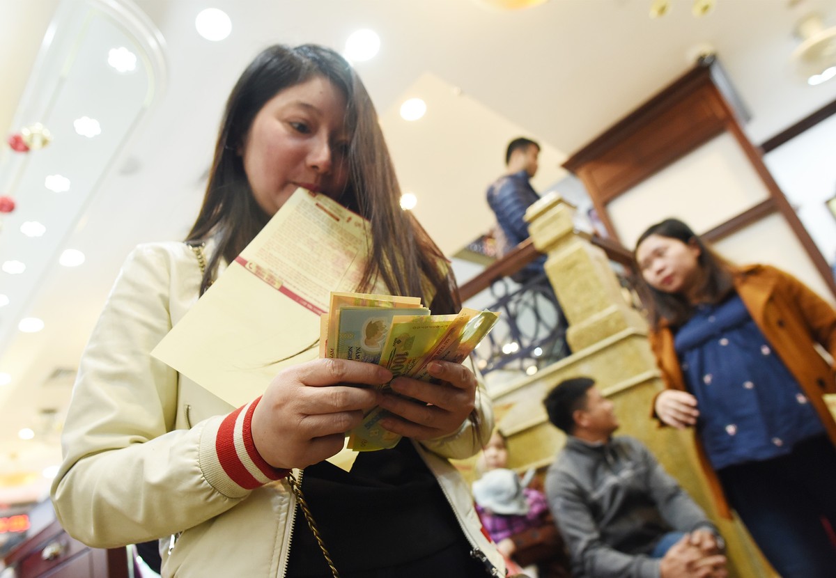 Dân xếp hàng dài, “Thần Tài” gõ cửa hàng vàng từ sớm ảnh 4