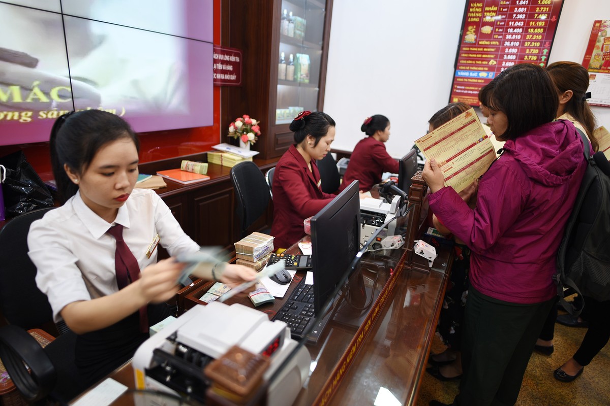 Dân xếp hàng dài, “Thần Tài” gõ cửa hàng vàng từ sớm ảnh 12