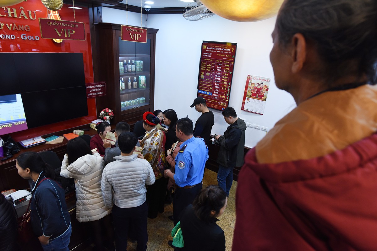 Dân xếp hàng dài, “Thần Tài” gõ cửa hàng vàng từ sớm ảnh 5