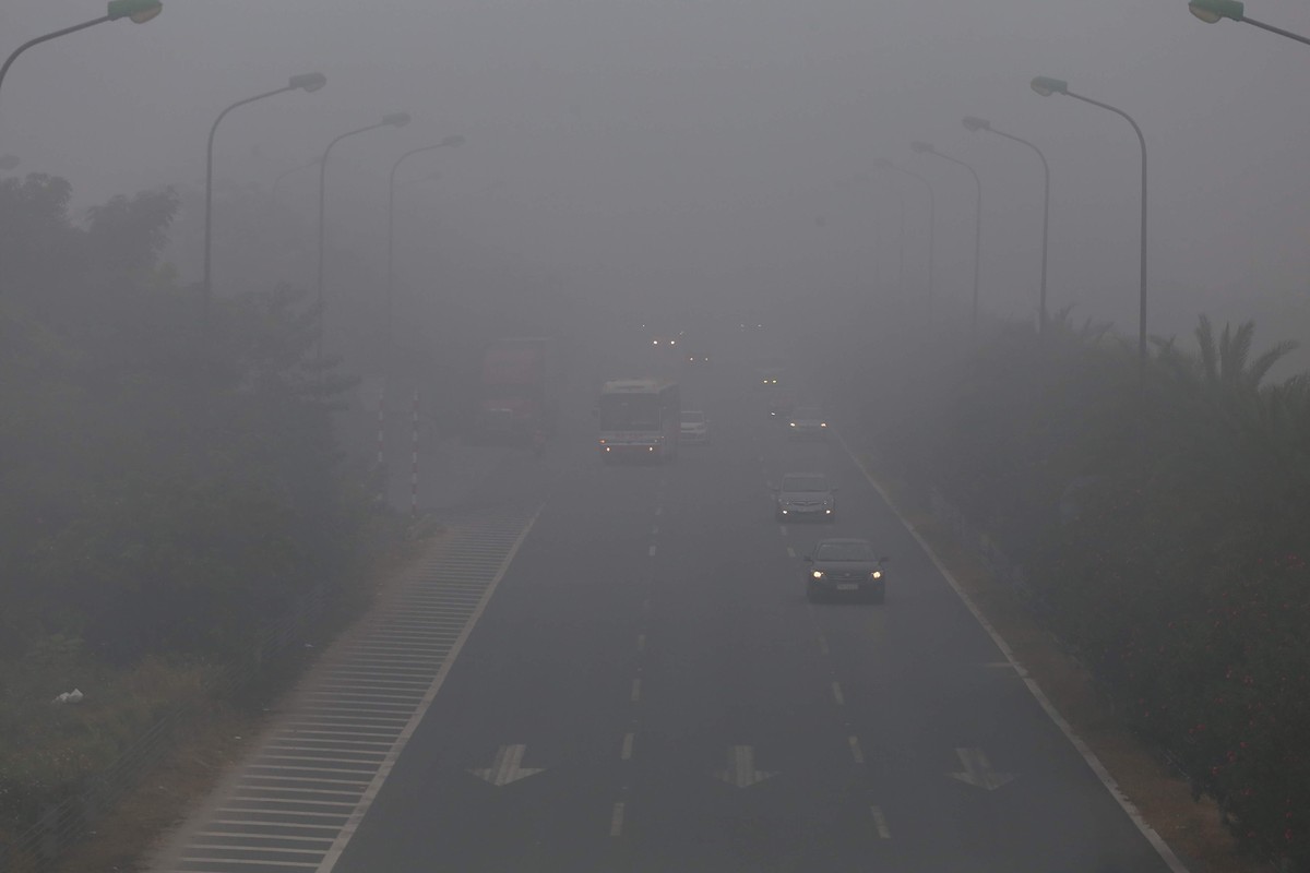 Hà Nội chìm trong sương mù sáng Giáng Sinh ảnh 2