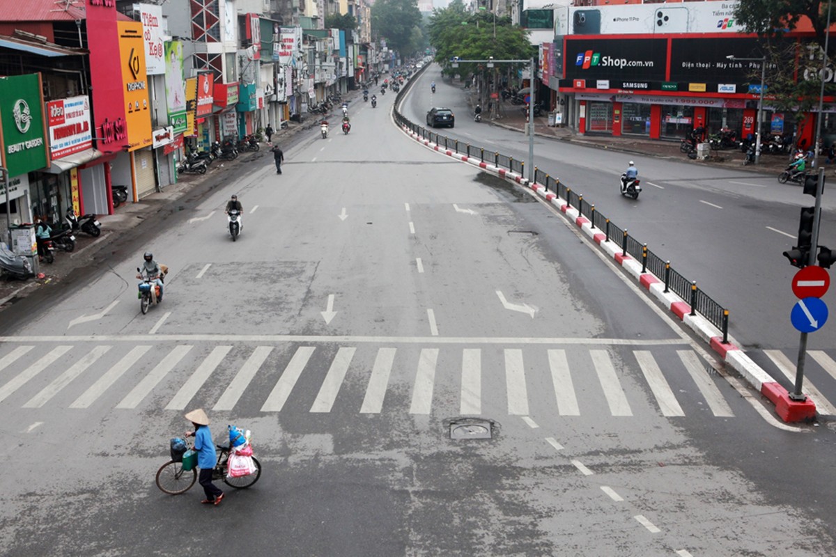 Hà Nội vắng như ngày tết, các nhà hàng, cửa hiệu đóng cửa hàng loạt vì dịch Covid - 19 ảnh 1