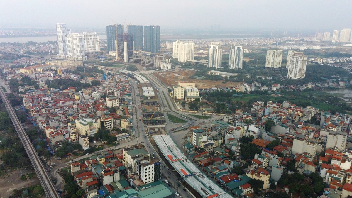 Công nhân tích cực hoàn thiện dự án mở rộng vành đai 3 trên cao ảnh 1