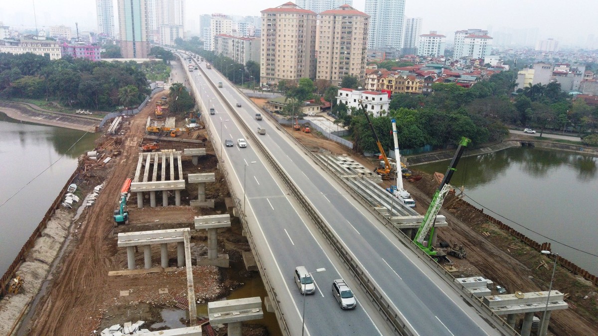 Công trường nhộn nhịp tại hai cây cầu trăm tỷ đi qua mặt hồ Linh Đàm ảnh 1
