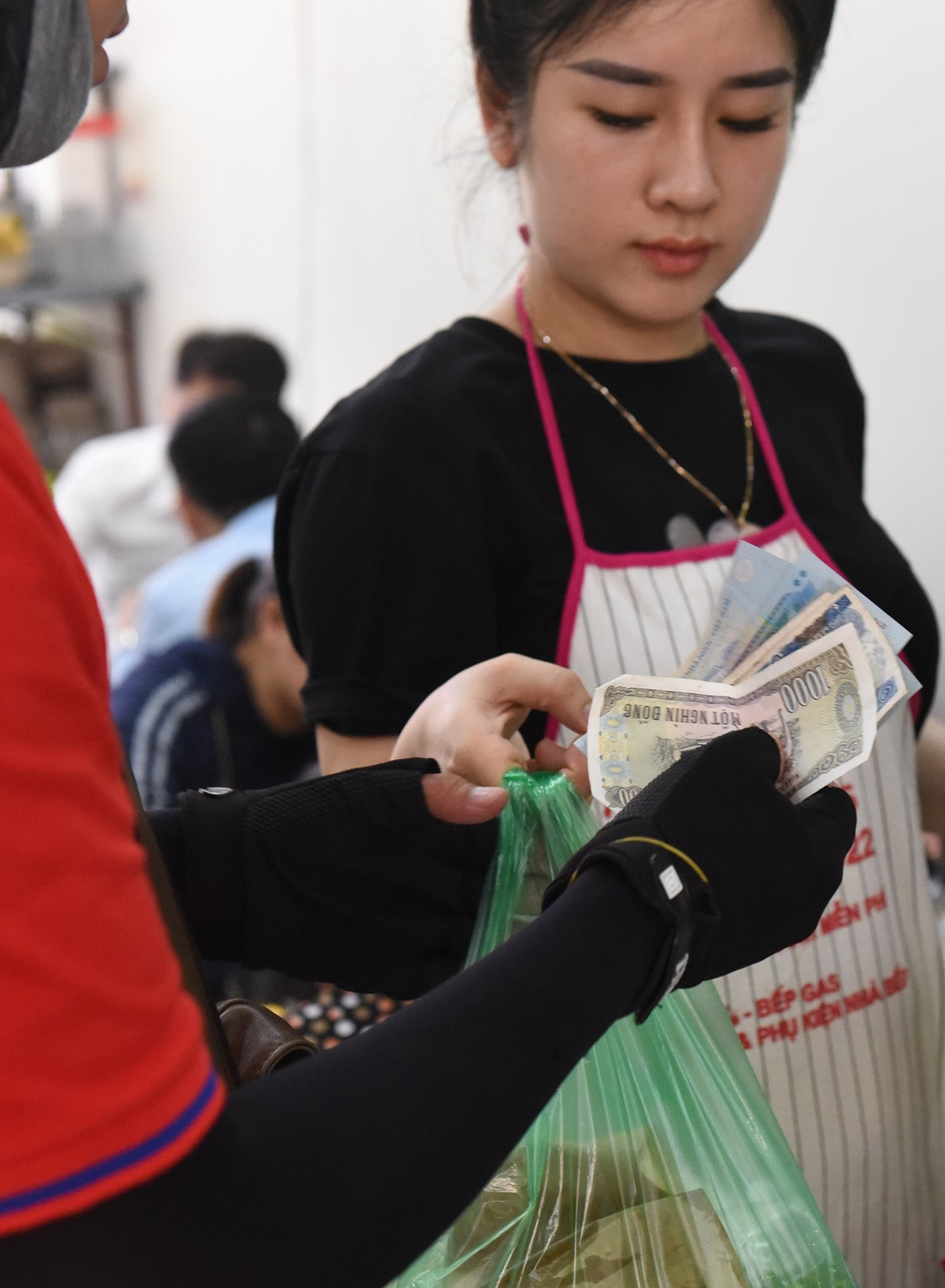 Thời tiết nắng nóng, shipper xếp hàng dài mua đồ ăn ảnh 8