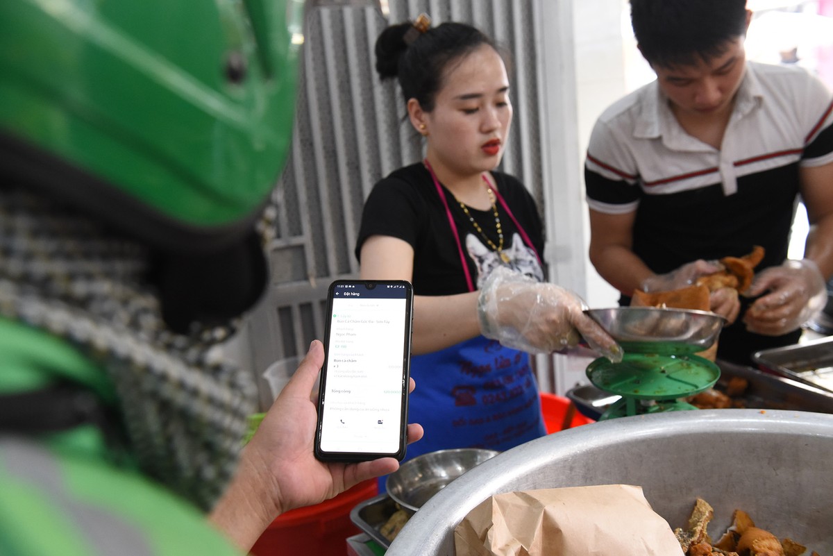Thời tiết nắng nóng, shipper xếp hàng dài mua đồ ăn ảnh 7