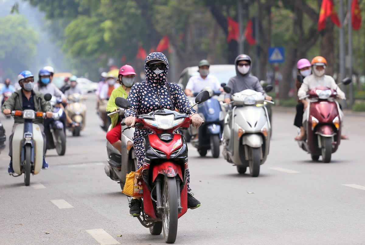 Thời tiết nắng nóng, shipper xếp hàng dài mua đồ ăn ảnh 1