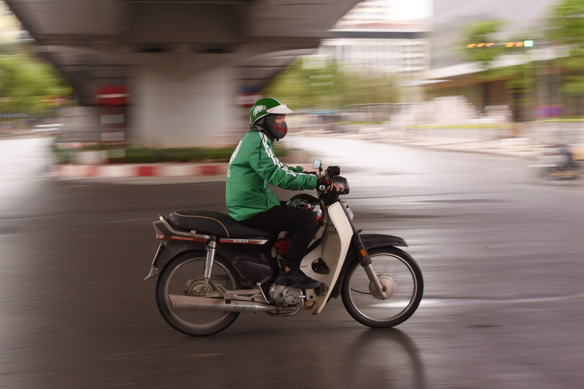 Thời tiết nắng nóng, shipper xếp hàng dài mua đồ ăn ảnh 11