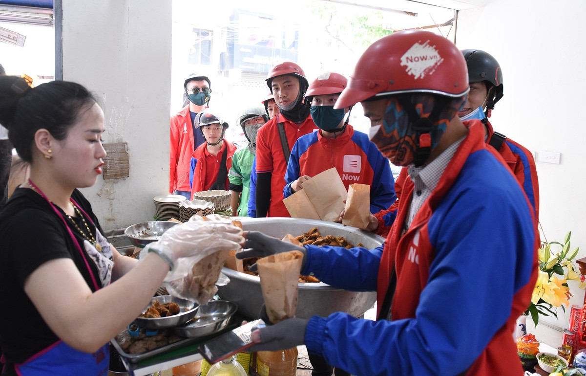 Thời tiết nắng nóng, shipper xếp hàng dài mua đồ ăn ảnh 3