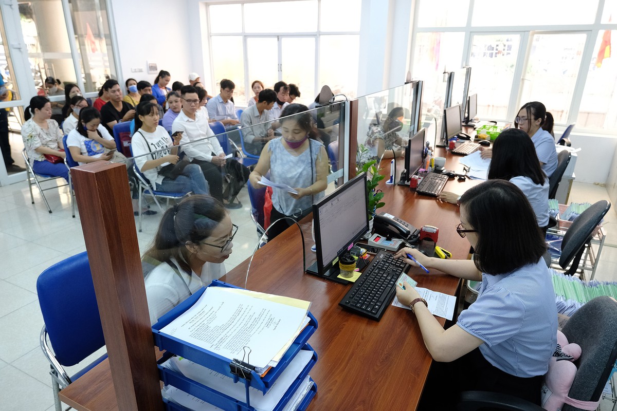 Xếp hàng từ 6h sáng làm trợ cấp bảo hiểm thất nghiệp ảnh 11
