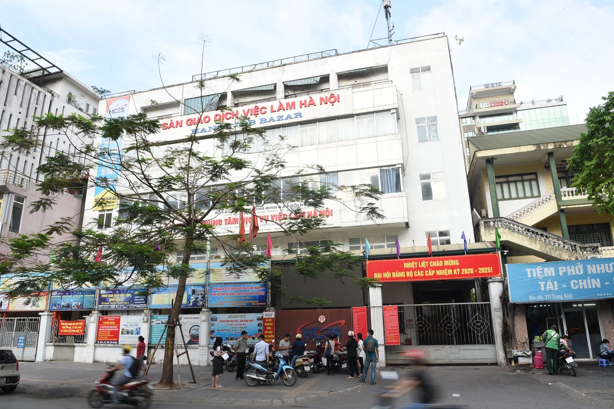Xếp hàng từ 6h sáng làm trợ cấp bảo hiểm thất nghiệp ảnh 1