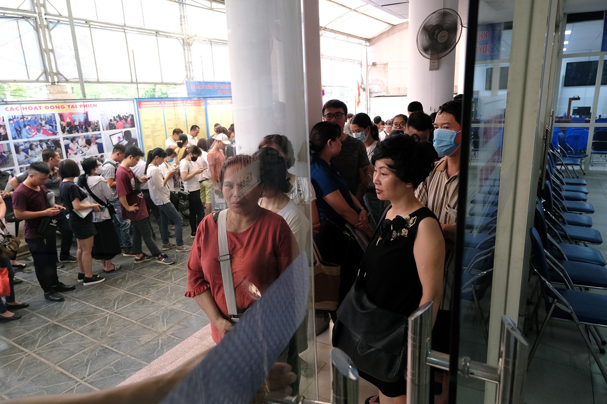Xếp hàng từ 6h sáng làm trợ cấp bảo hiểm thất nghiệp ảnh 8