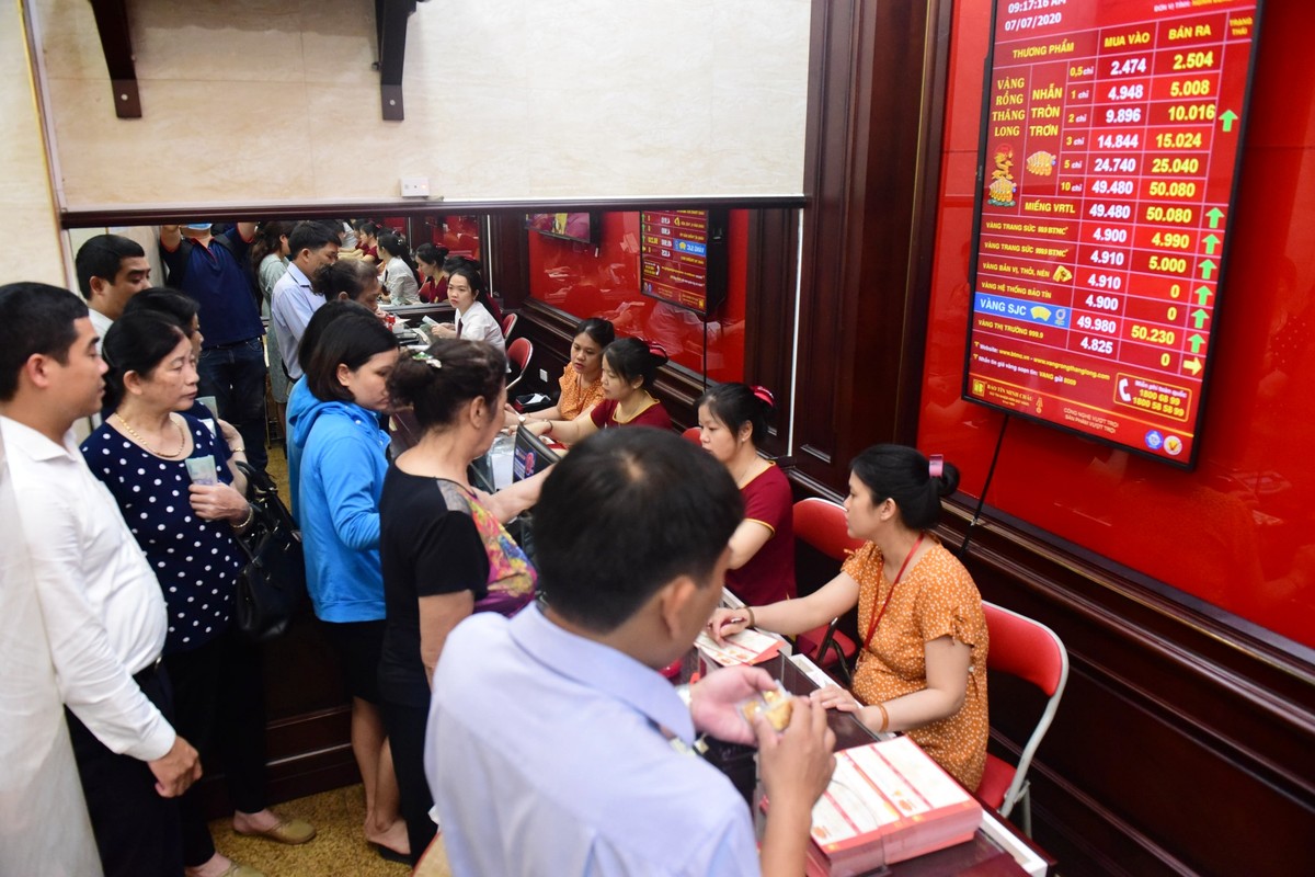 Giá vàng lập đỉnh 50 triệu đồng/lượng, người dân xếp hàng mua bán ảnh 3