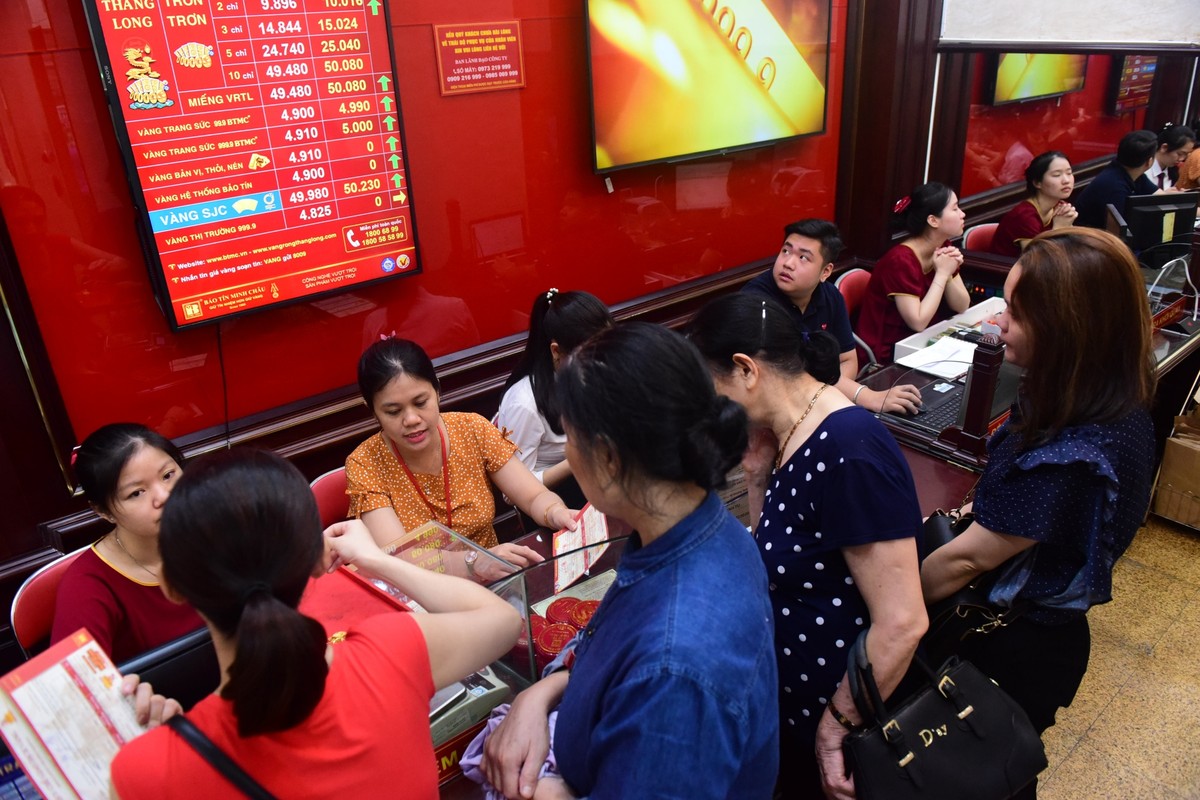Giá vàng lập đỉnh 50 triệu đồng/lượng, người dân xếp hàng mua bán ảnh 2