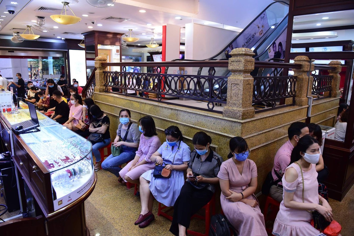 Mang hơn 6 tỷ mua 100 cây vàng ngày giá vàng lên “cơn điên” ảnh 2