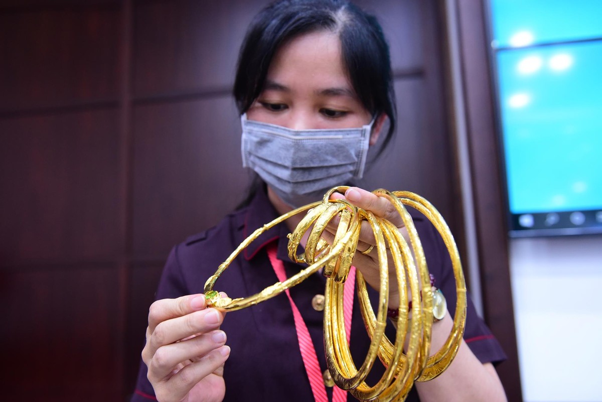 Mang hơn 6 tỷ mua 100 cây vàng ngày giá vàng lên “cơn điên” ảnh 10