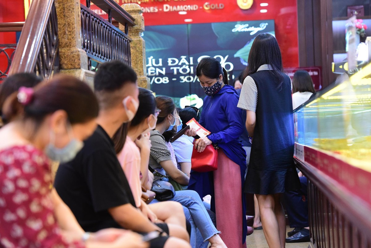 Mang hơn 6 tỷ mua 100 cây vàng ngày giá vàng lên “cơn điên” ảnh 3